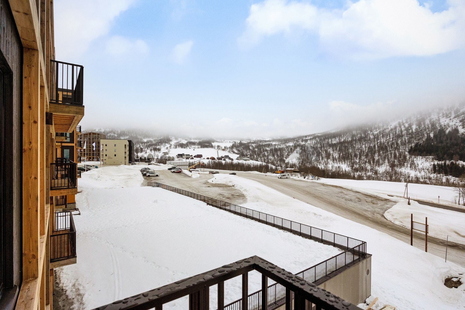 Myrkdalen er en sjarmerende bygd i Voss kommune med ca. 300 innbyggere og ligger 30 km nord for Vossevangen. Det tar omtrent to timer å kjøre hit fra Bergen. Galleribilde