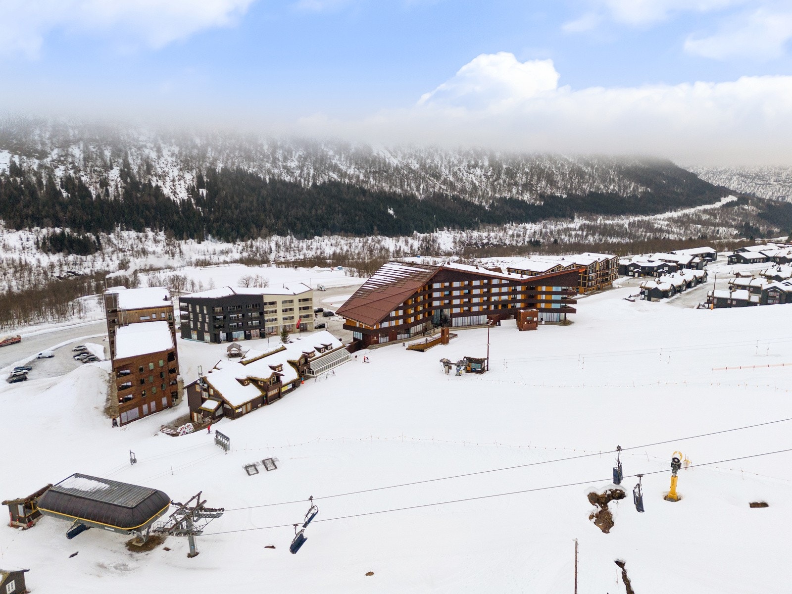 Helårsdestinasjonen Myrkdalen er en sjarmerende bygd i Voss kommune med ca. 300 innbyggere og ligger 30 km nord for Vossevangen. Det tar omtrent to timer å kjøre hit fra Bergen. Galleribilde