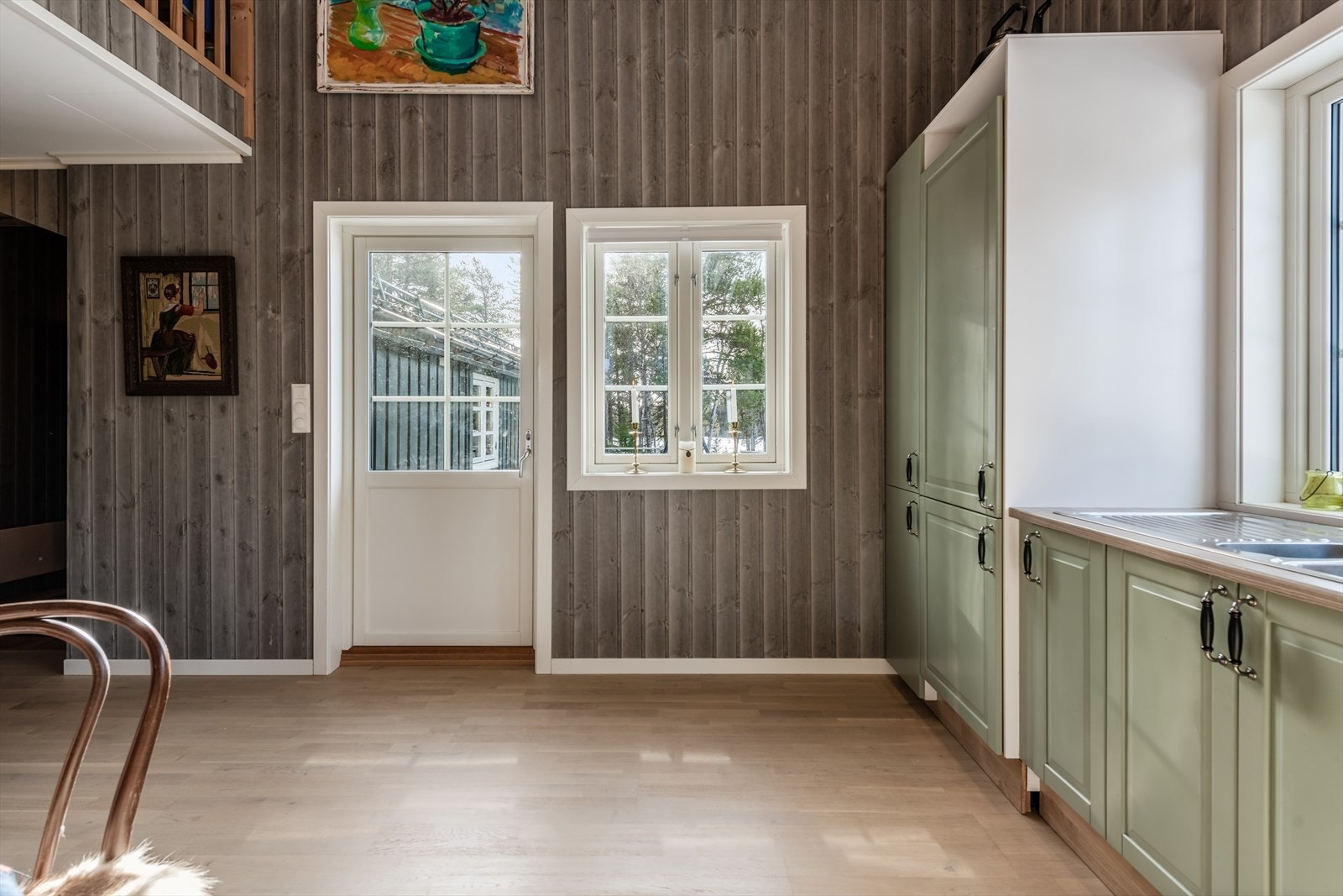 Det er utgang til verandaen fra kjøkkenet. Galleribilde