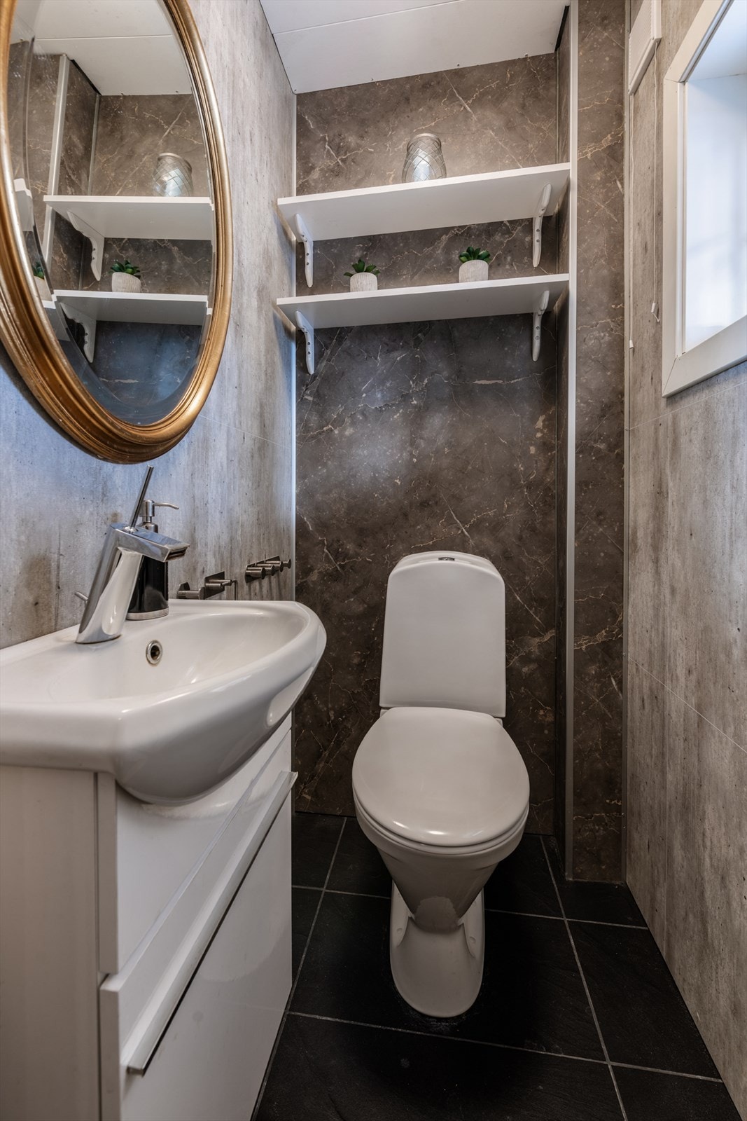 Separat toalettrom med gulvvarme. Galleribilde