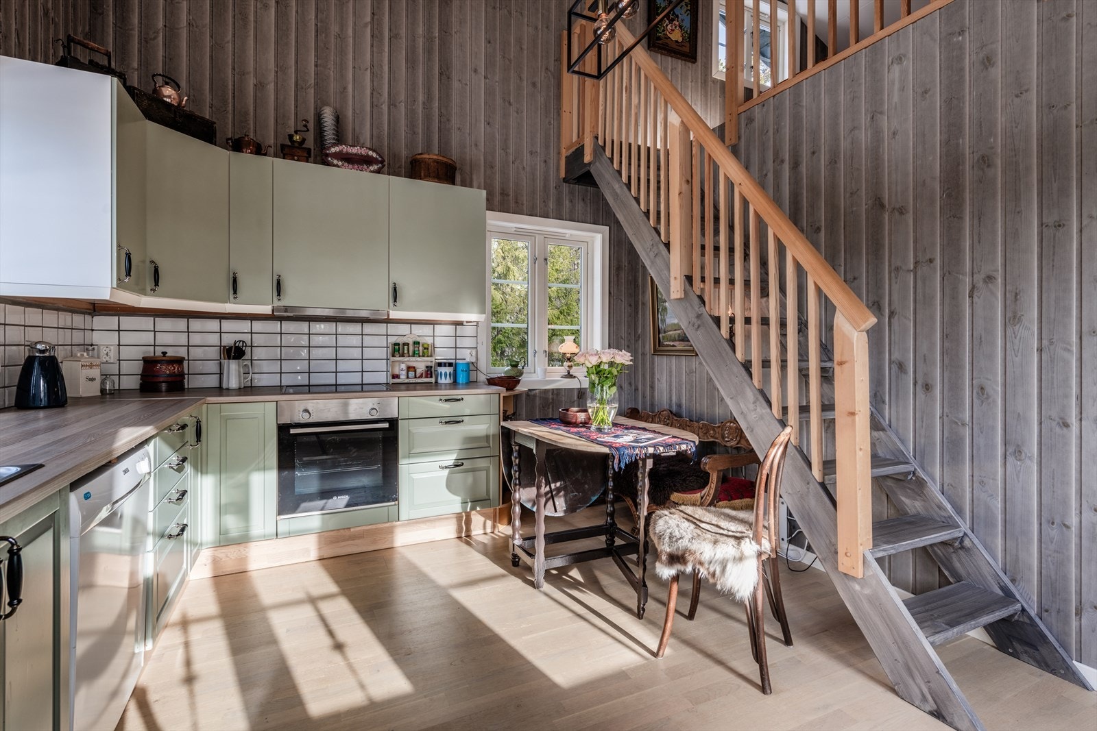 Fra kjøkkenet er det trapp opp til hemsen. Galleribilde
