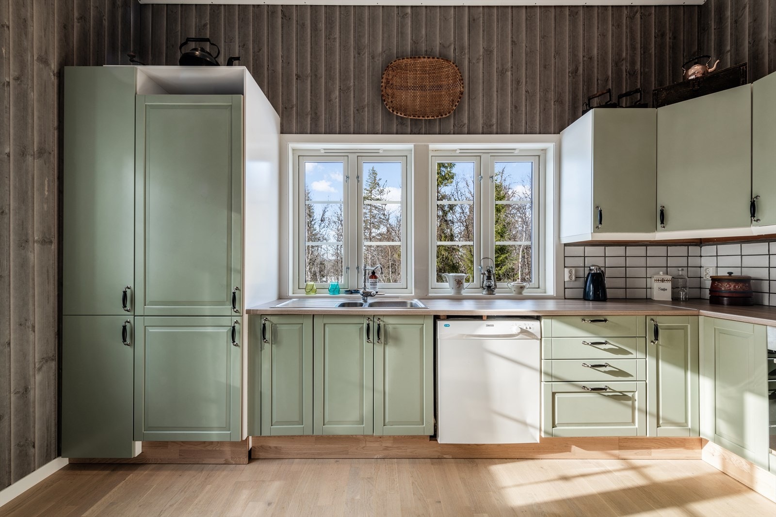 Vinduene på kjøkkenet slipper inn godt med lys! Galleribilde