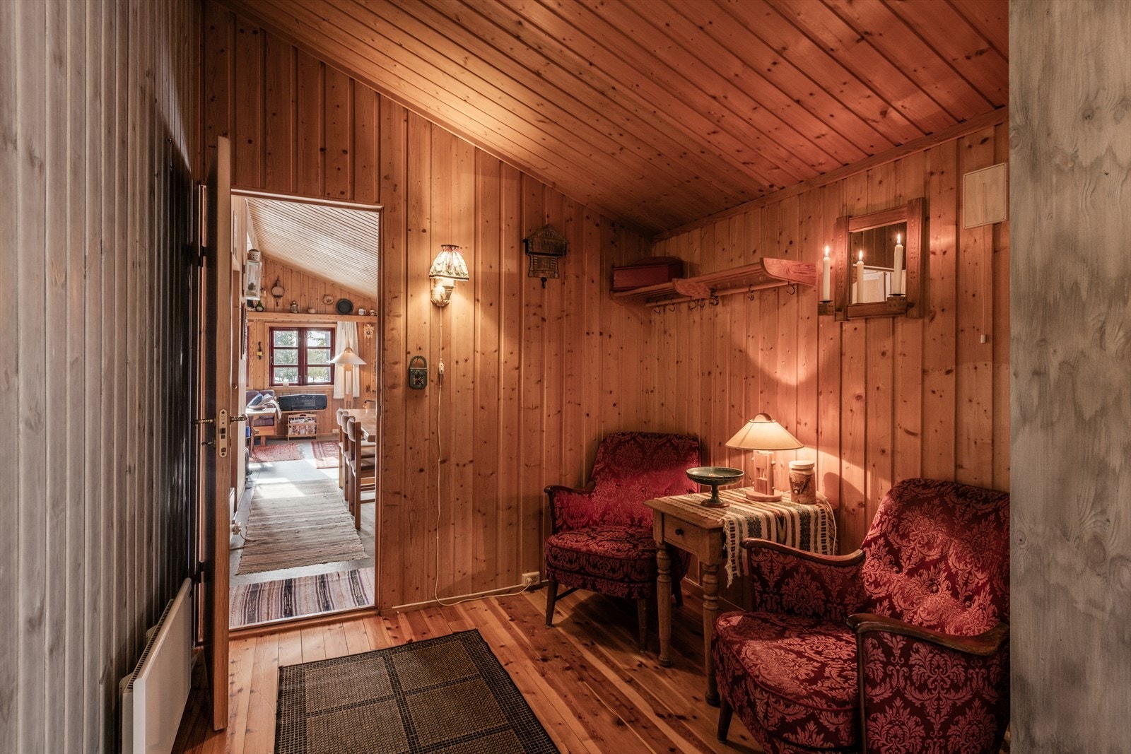 Fra nyedelen og inn i den opprinnelige hytta. Galleribilde