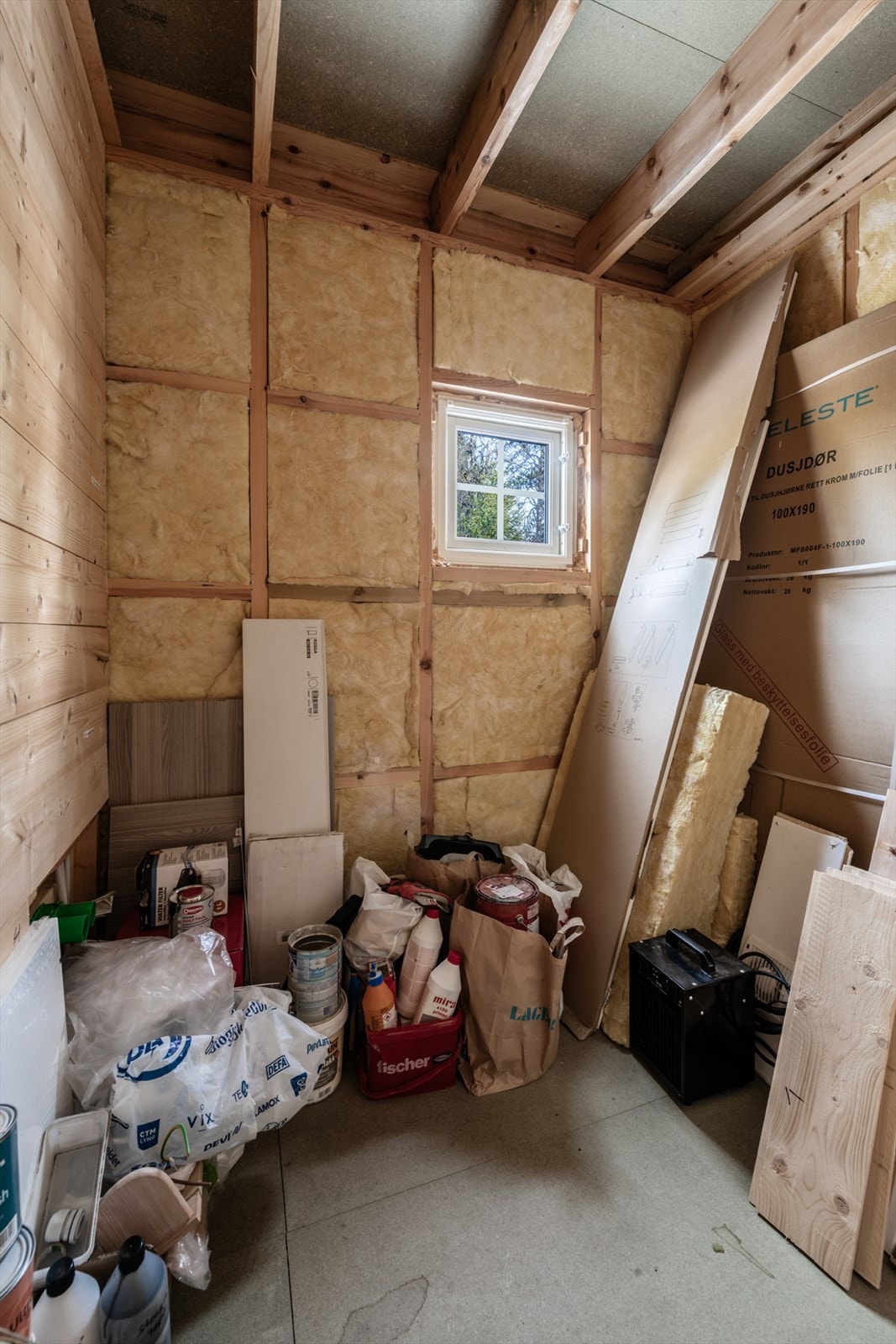 Det er innlagt vannledninger og avløp, synlig reisverk og isolasjon i vegger. Galleribilde