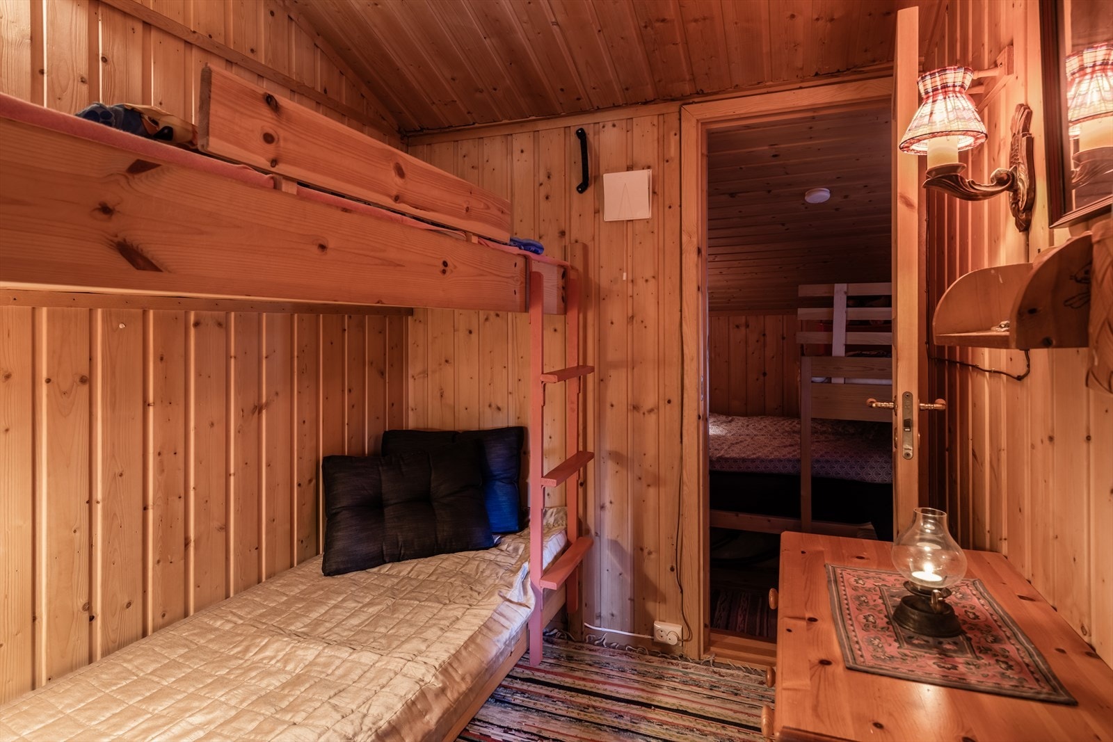 Via soverommet er det inngang til enda et soverom. Galleribilde