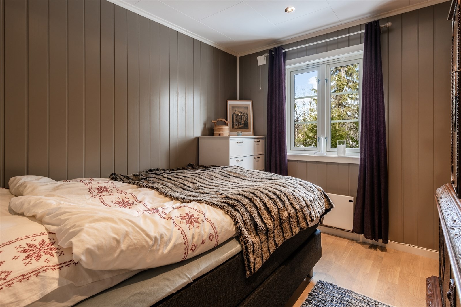 Hyttas hovedsoverom er i nyedelen. Galleribilde