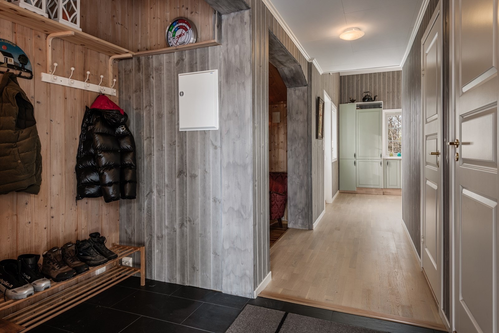 Entréen er lagt med fliser og gulvvarme. Galleribilde