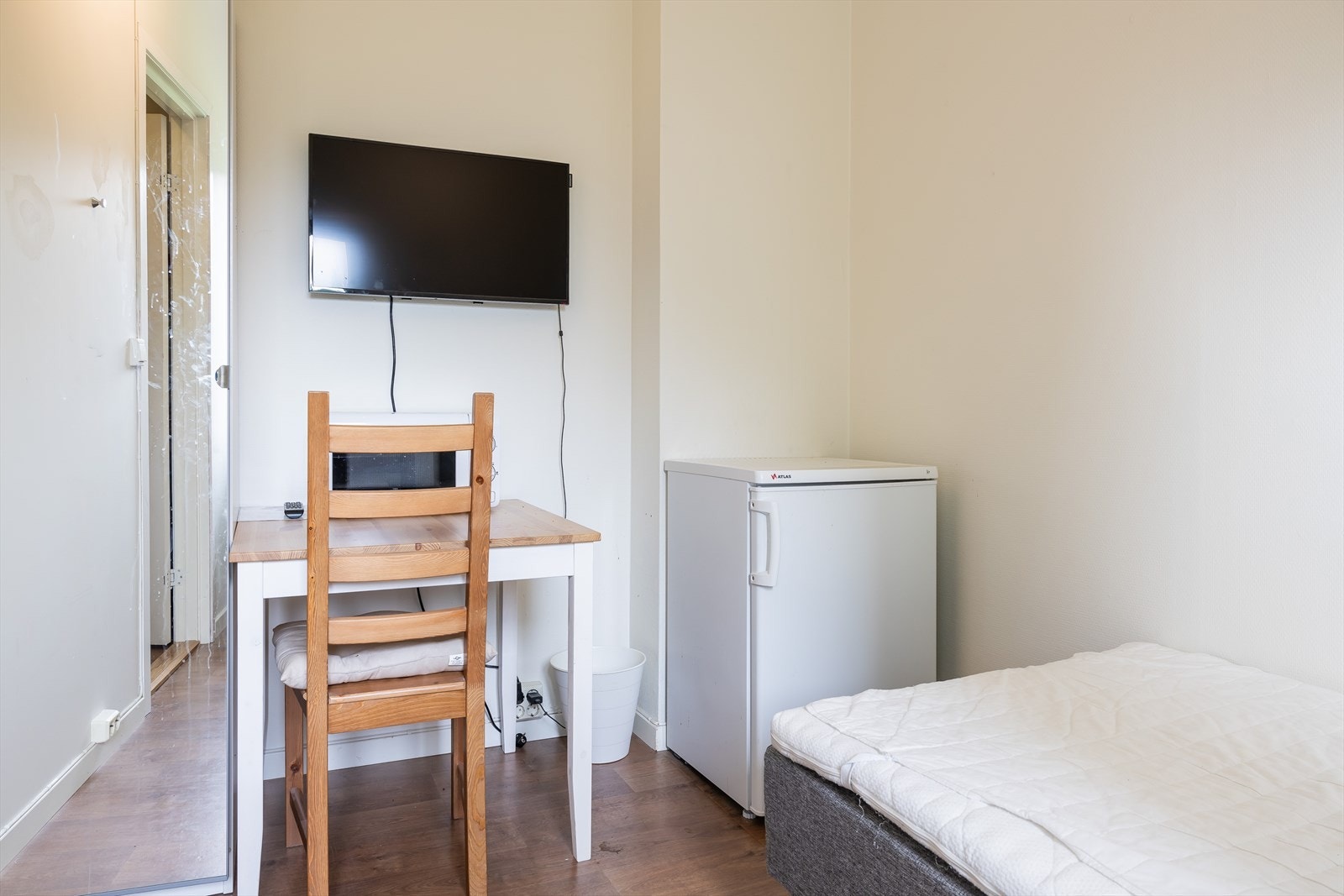 Det bemerkes at dagens inndeling og bruk av eiendommen hverken er byggemeldt eller godkjent hos bygningsmyndighetene. Galleribilde