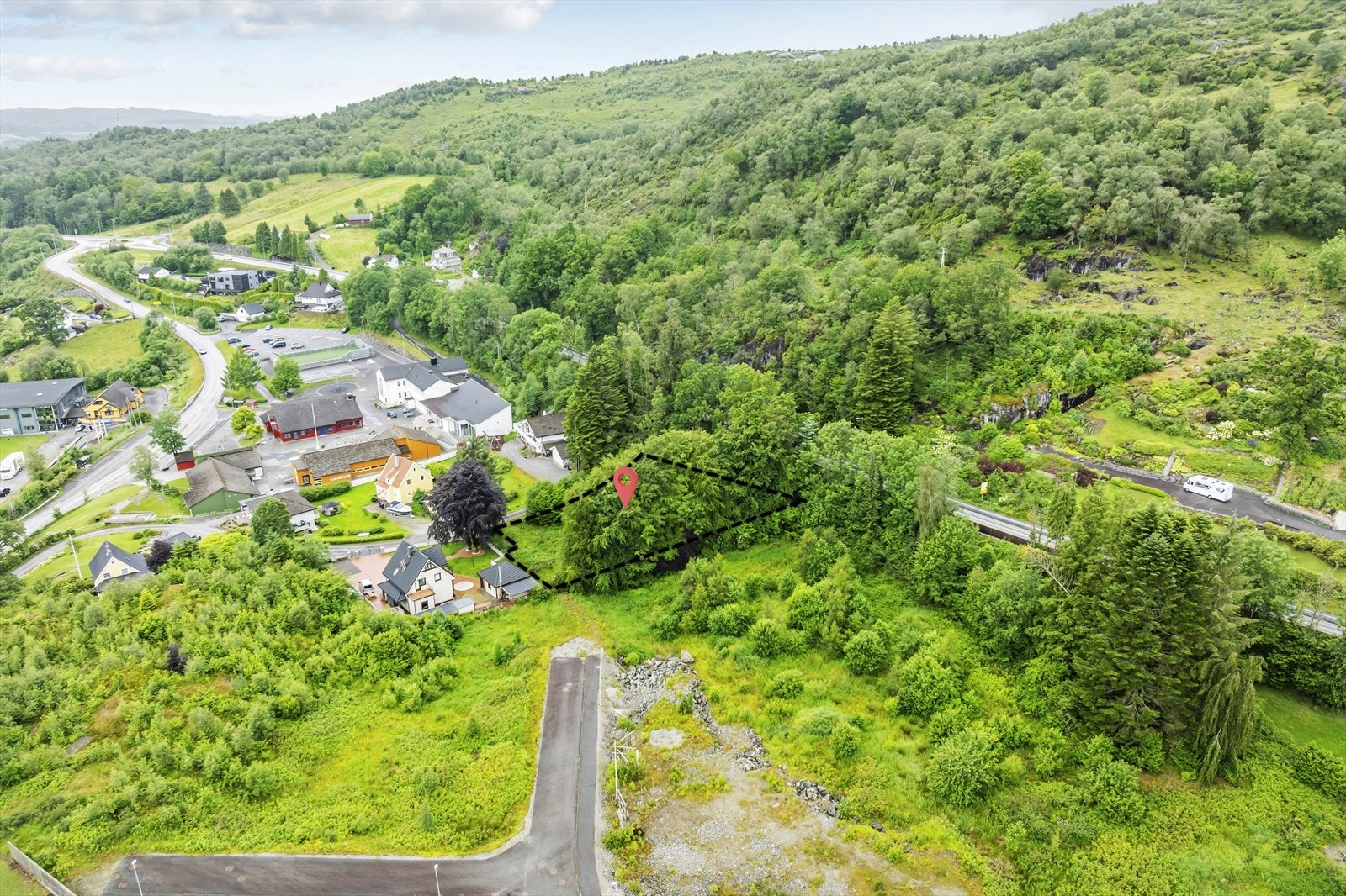 Tomten er regulert til boligformål og har U-grad på 20% + garasje (40 kvm) Galleribilde