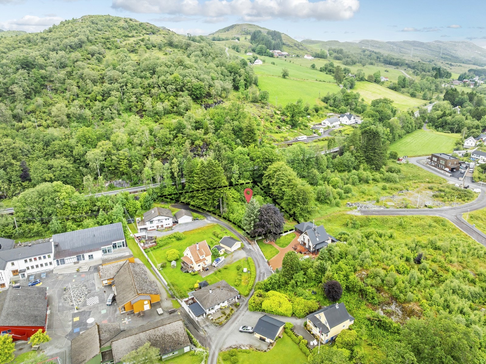 Kommunal vei frem til tomten - Mulighet for tilknytning til off. vann/avløp Galleribilde