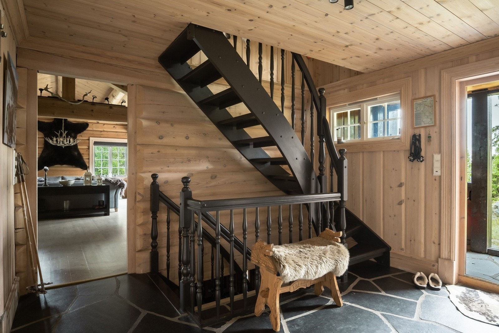 Fra entreen er det trappe- oppgang og nedgang til de andre etasjene. Galleribilde