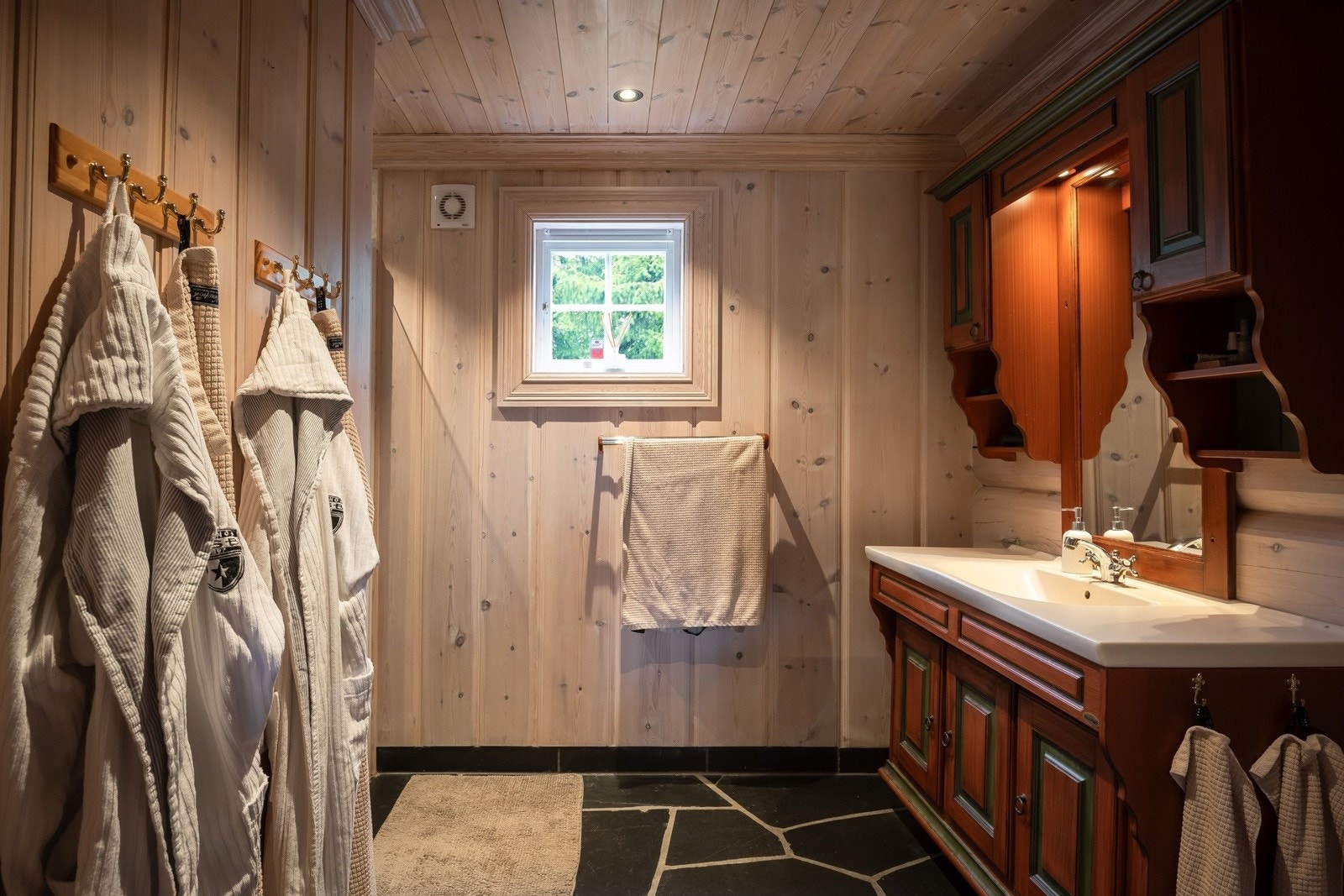 Baderommet i første etasje med dusjnisje, servant med flott baderomsinnredning og wc. Galleribilde