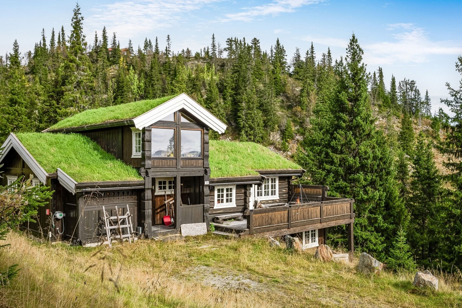 Velkommen til Karidalvegen 13 - en flott laftehytte beliggende innerst i blindve med ski-inn/ut. Galleribilde