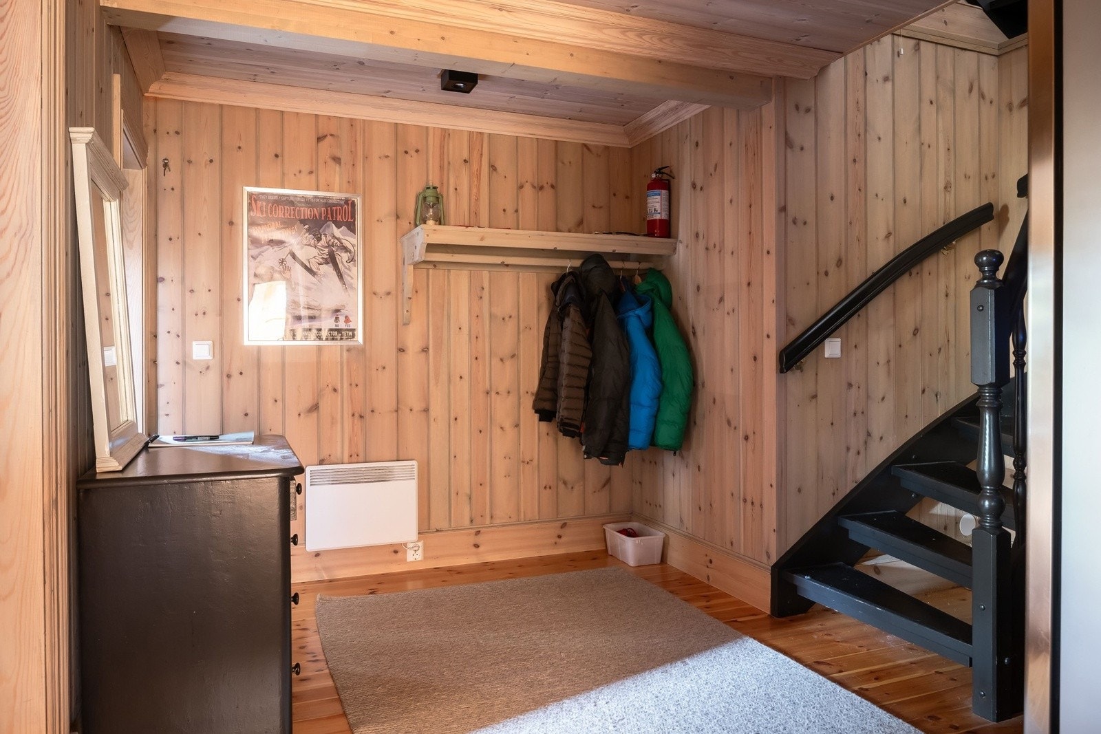 I underetasjens gang er det plass til oppbevaring. Galleribilde