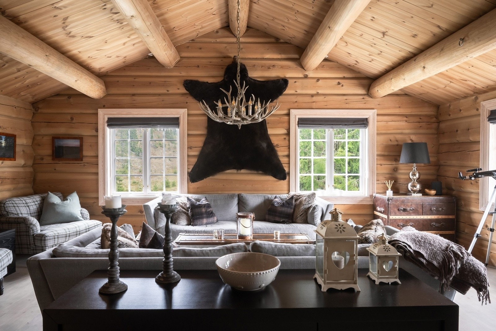 Lys og flott stue med god takhøyde og store vindusflater. Galleribilde