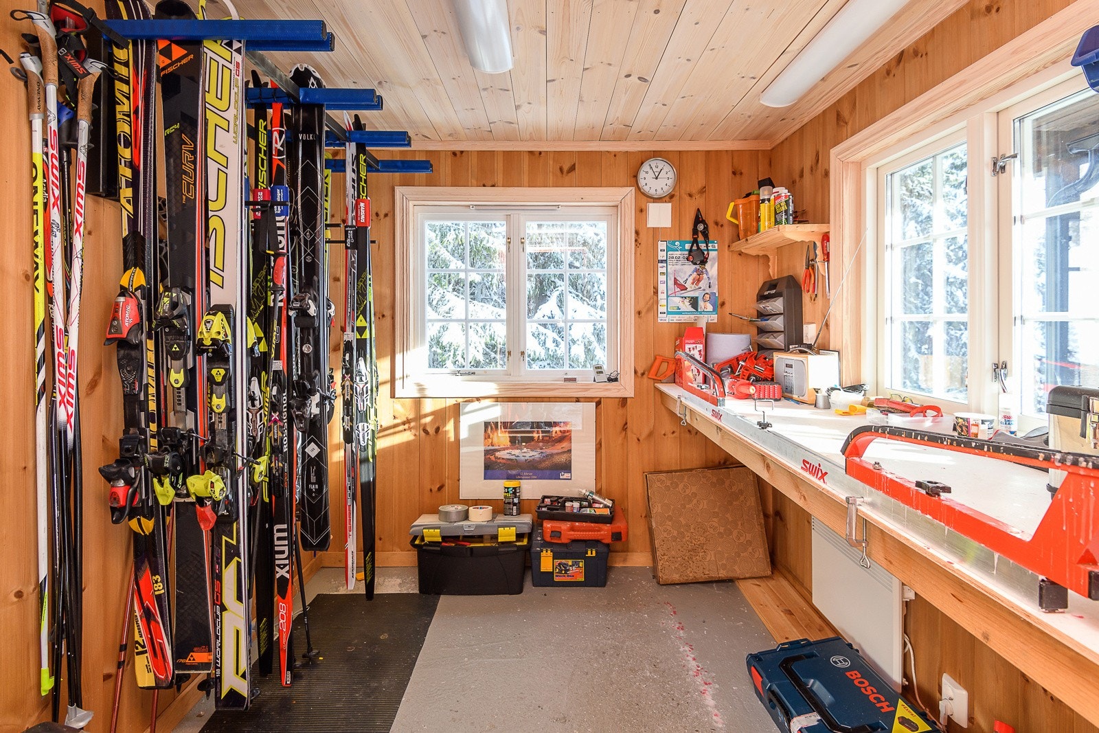 Meget romslig og velutstyrt oppvarmet skibod! God plass til lagring og prepping av ski. Galleribilde
