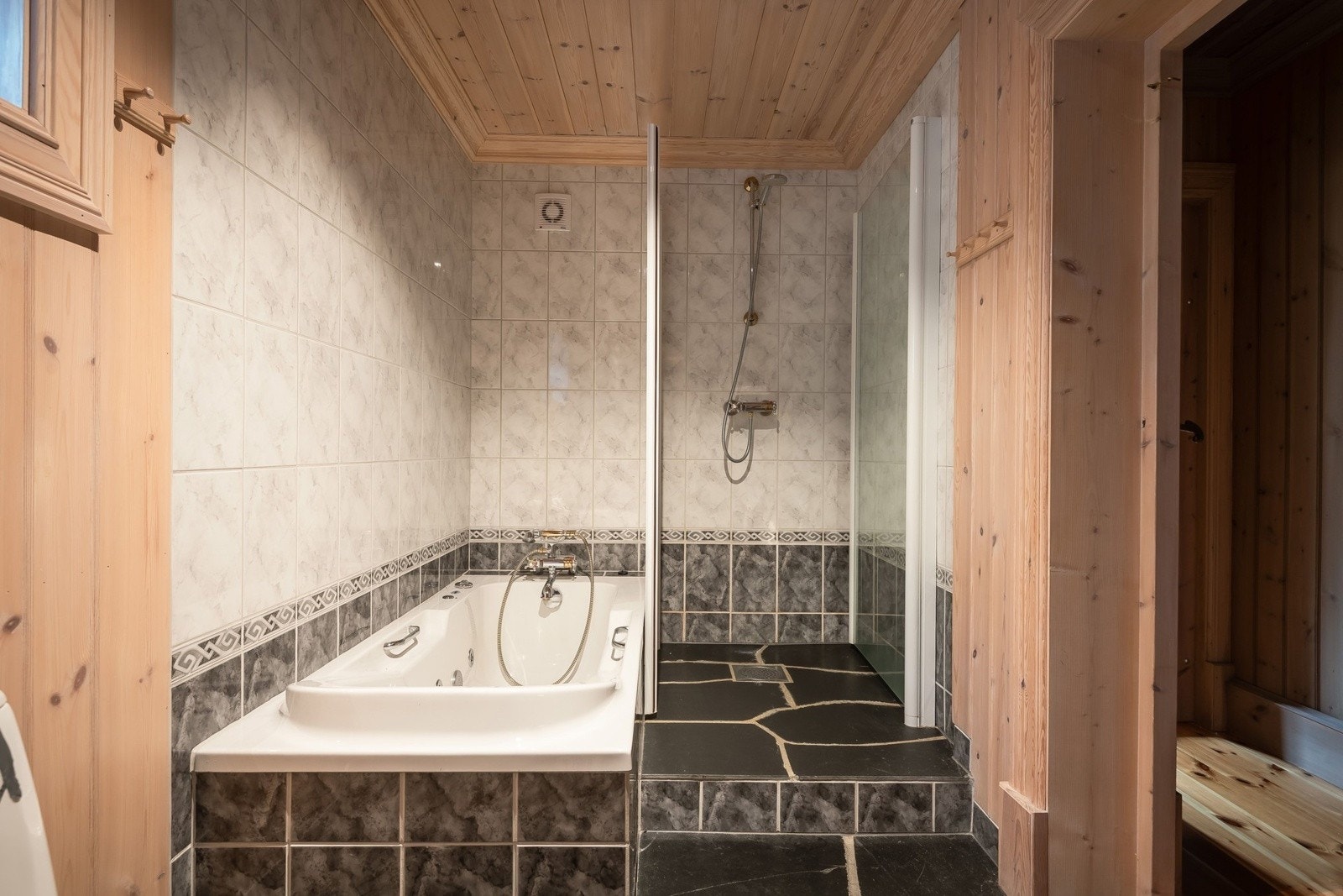 Innmurt boblebad og dusjhjørne. Galleribilde