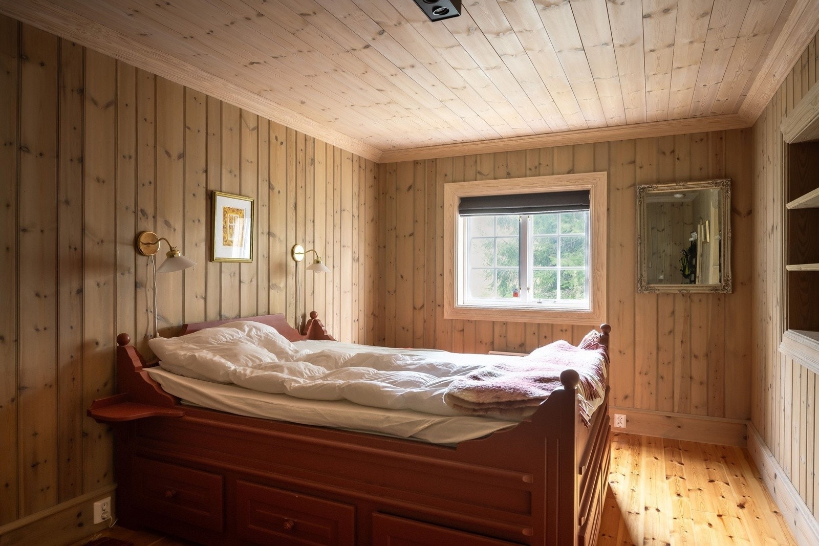 Stort hovedsoverom med plassbygget dobbelseng. Galleribilde