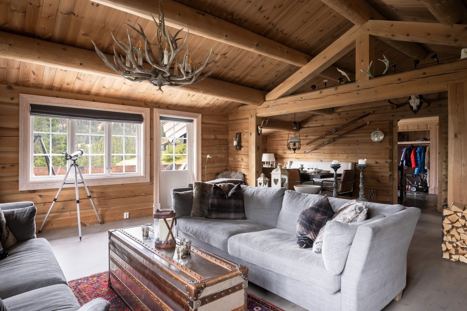 Stuen er romslig med flere avdelinger. Galleribilde