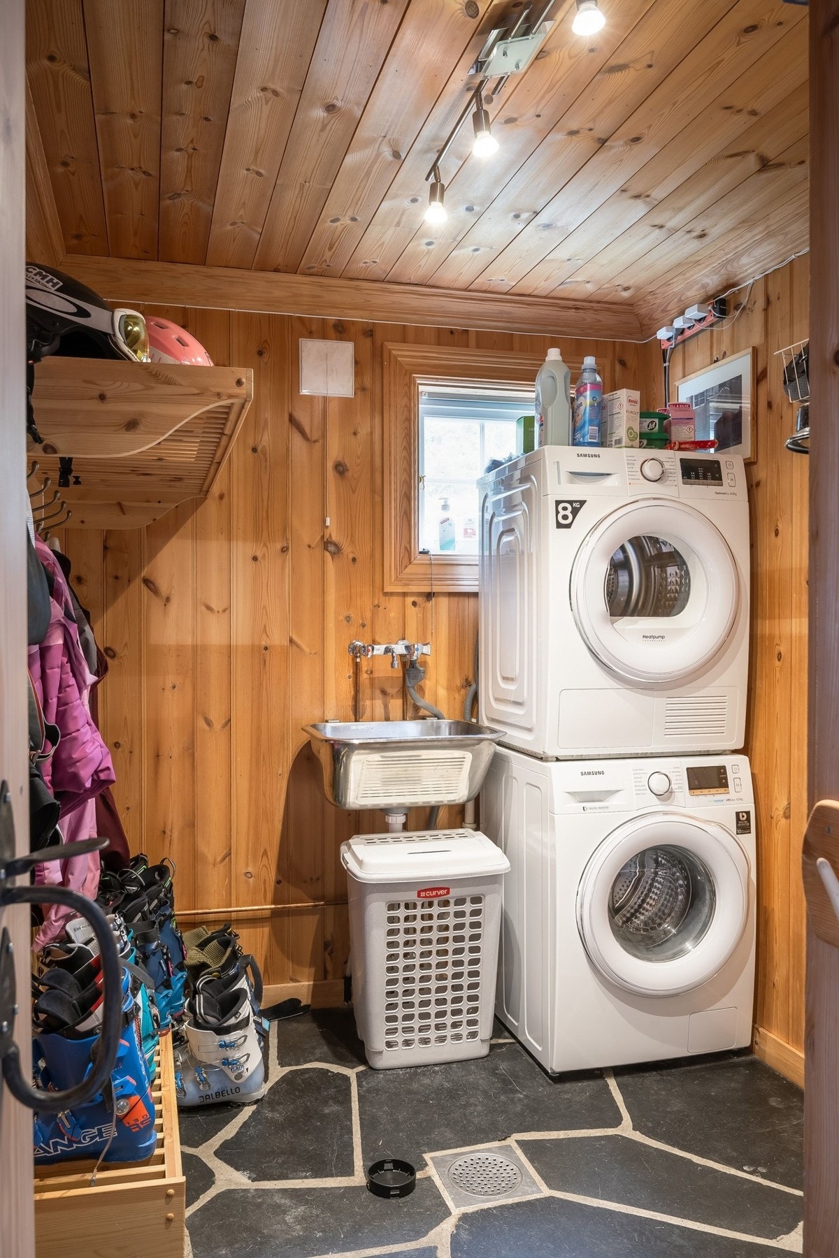 Praktisk vaskerom med opplegg for tørketrommel og vaskemaskin. Galleribilde