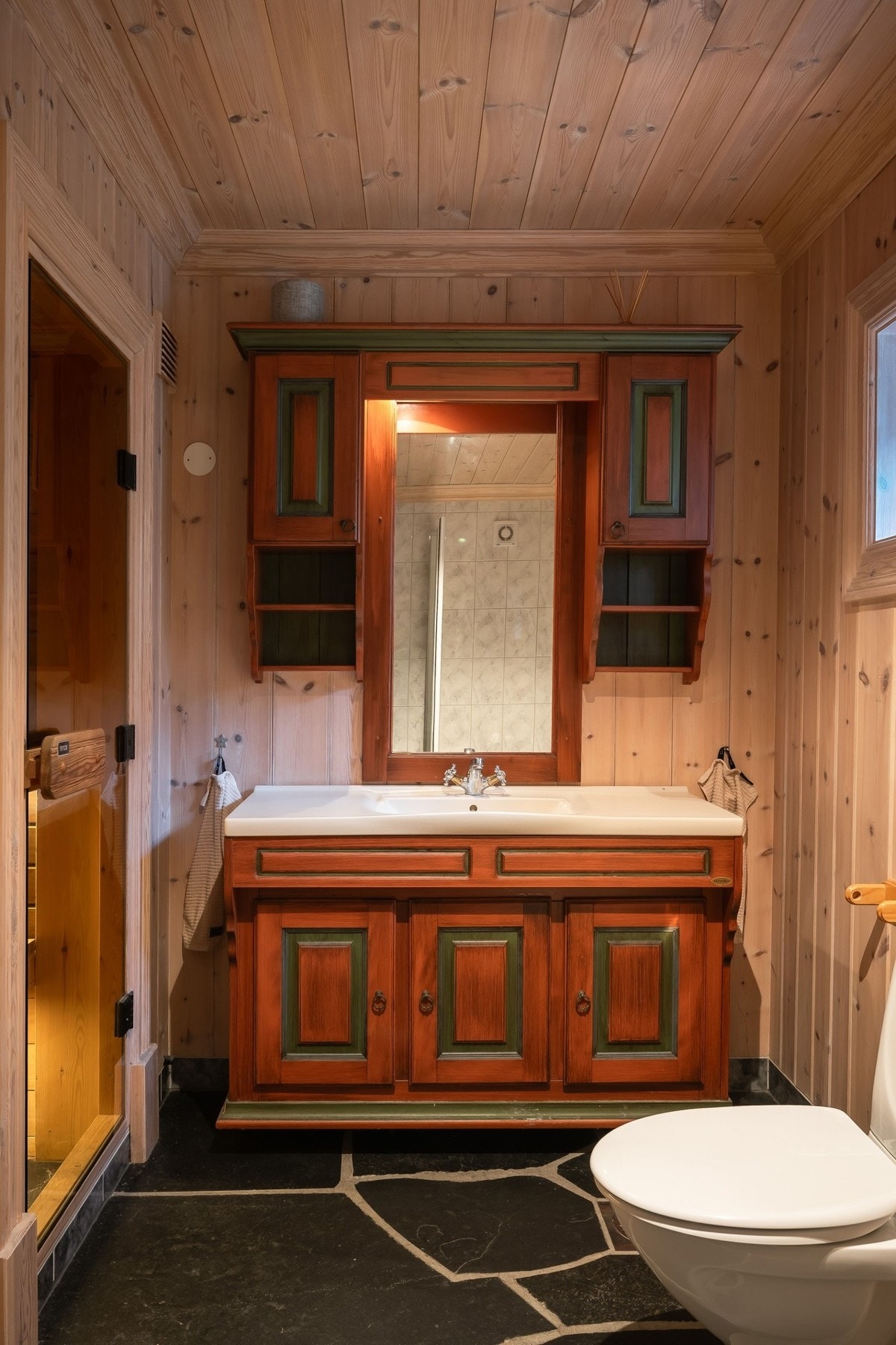 Baderom i underetasje med dusjhjørne, boblebad, badstue, wc og servant med innredning. Galleribilde