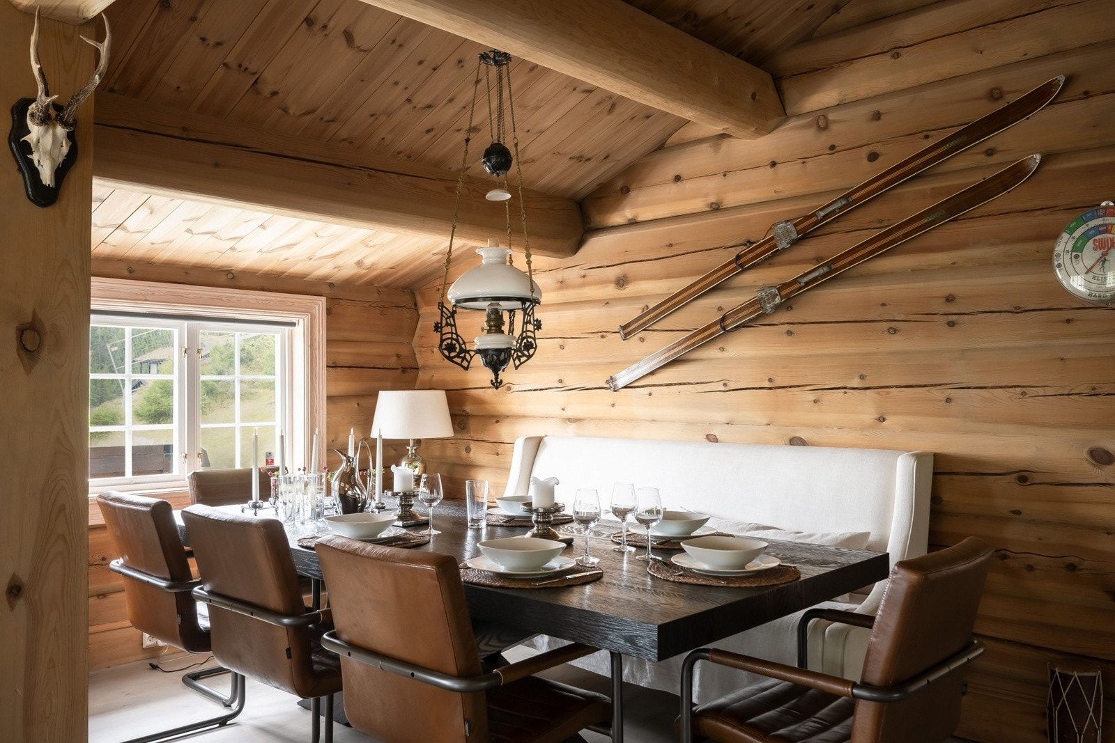 Stuens planløsningen skaper naturlige soner for stuen, spisegruppen og kjøkkenet. Galleribilde