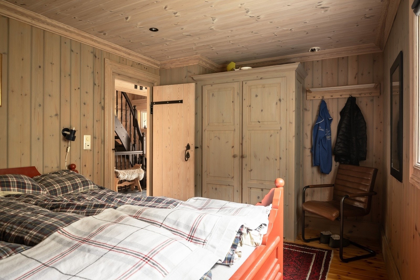 Garderobeskap med god oppbevaringplass. Galleribilde