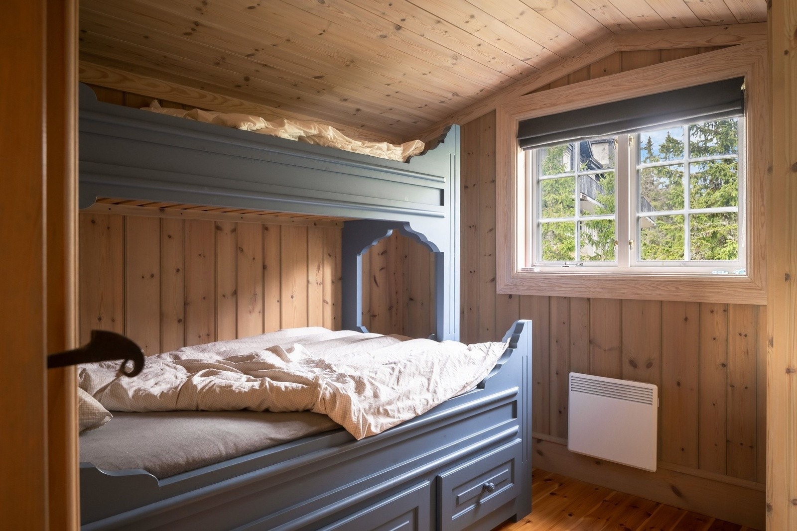 Soverommet i andre etasje med plassbygget familiekøye. Galleribilde