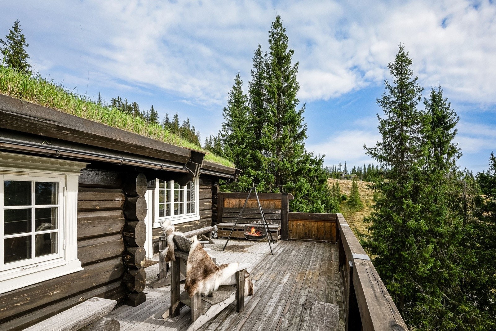 Fra stuen er det utgang til solrik uteplass med utsikt mot alpinbakkene! Galleribilde