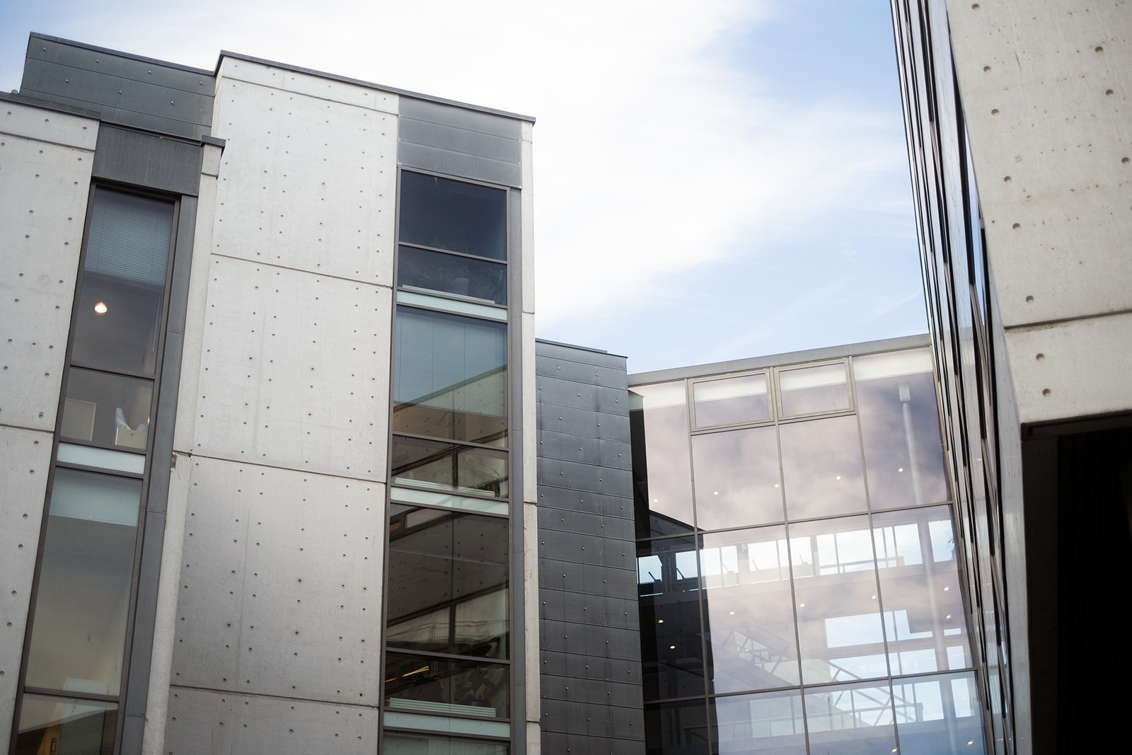 Abels gate 5 har et innglasset luftig trapperom som skiller byggets to fløyer. Galleribilde