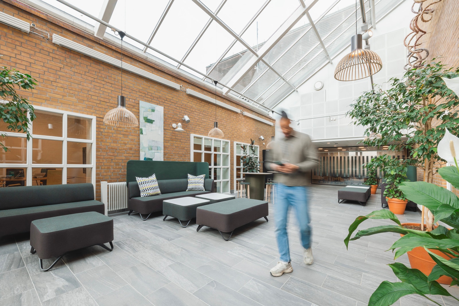 I senter av bygget finner man et fellesområde med glasstak, med flere sittegrupper, perfekt for en avslappet og uformell samtale. Galleribilde