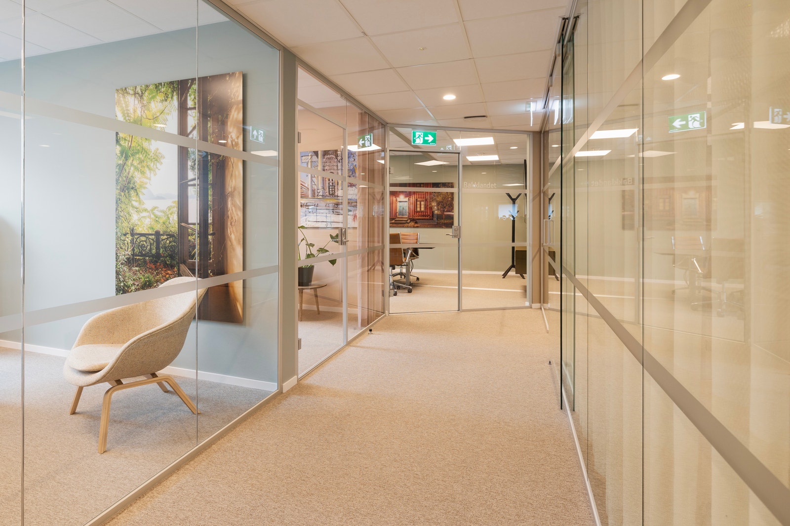 Bruk av glass gir både godt med dagslys inn i arealene - samtidig som man kan tilpasse arealet til dine behov, f.eks med møterom eller cellekontorer. Galleribilde