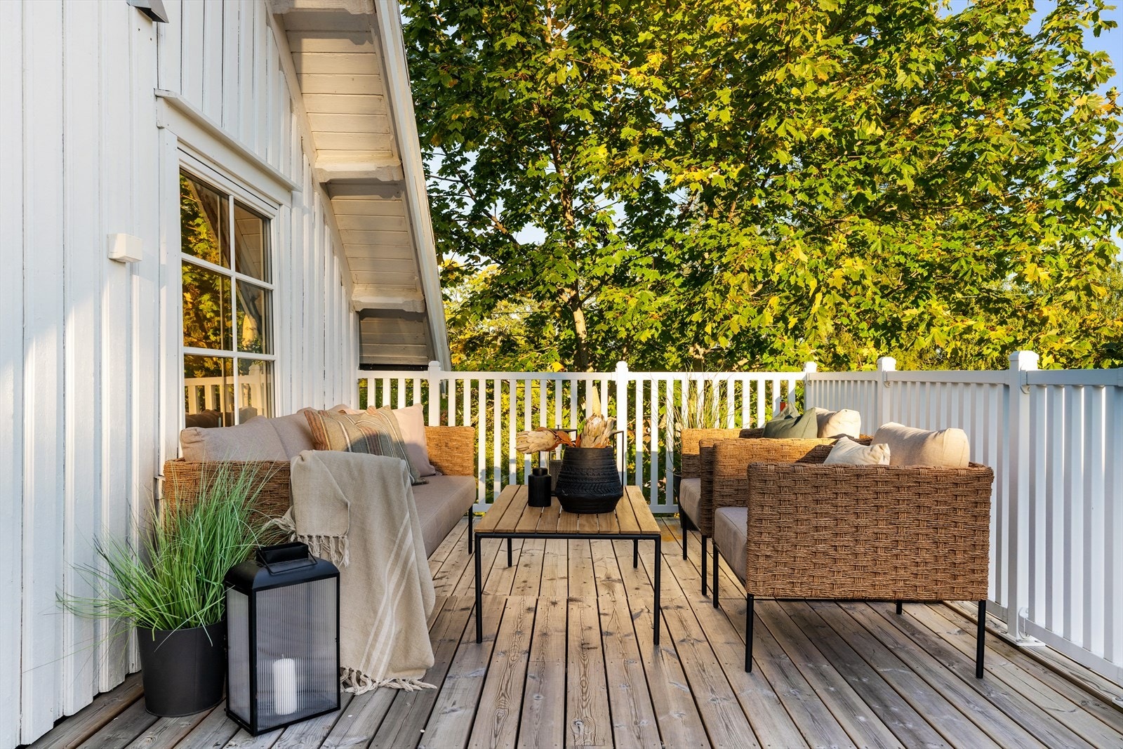 Fra 2.etasjen har man utgang til en flott veranda. Galleribilde