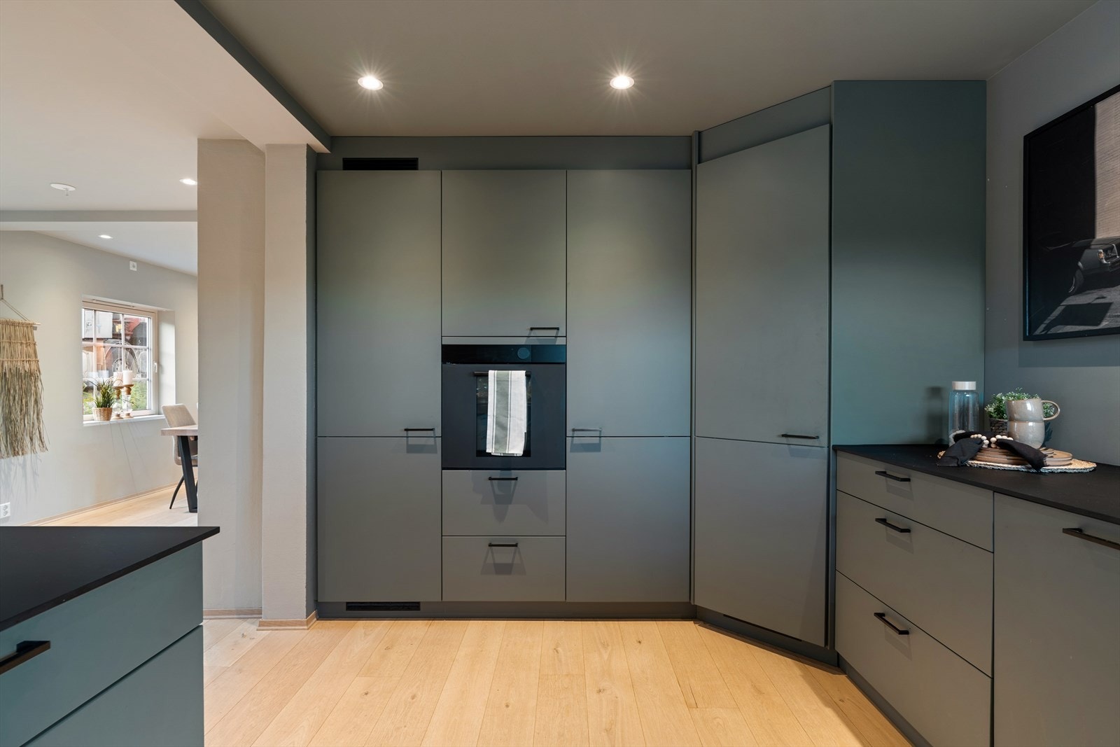 Integrerte hvitevarer består av stekeovn, nedfelt induksjonstopp, kjøl- og fryseskap og oppvaskmaskin. Galleribilde