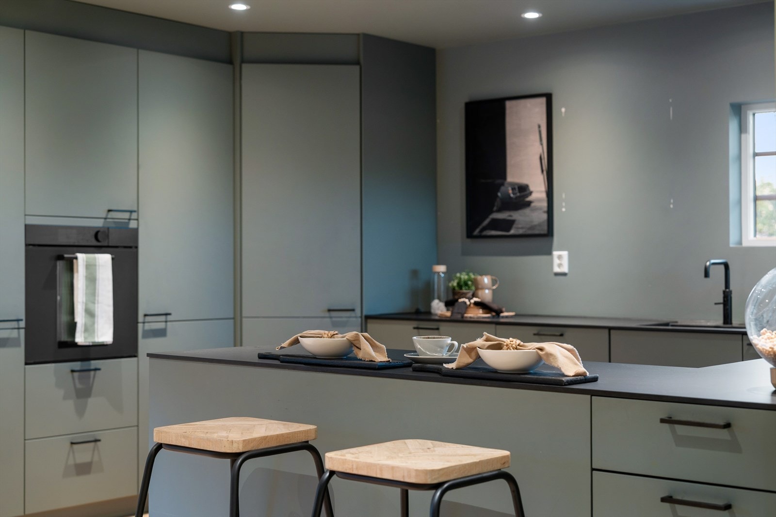 Kjøkkenet har en funksjonell og sosial utforming som passer godt for barnefamilien eller når du skal underholde gjester. Galleribilde