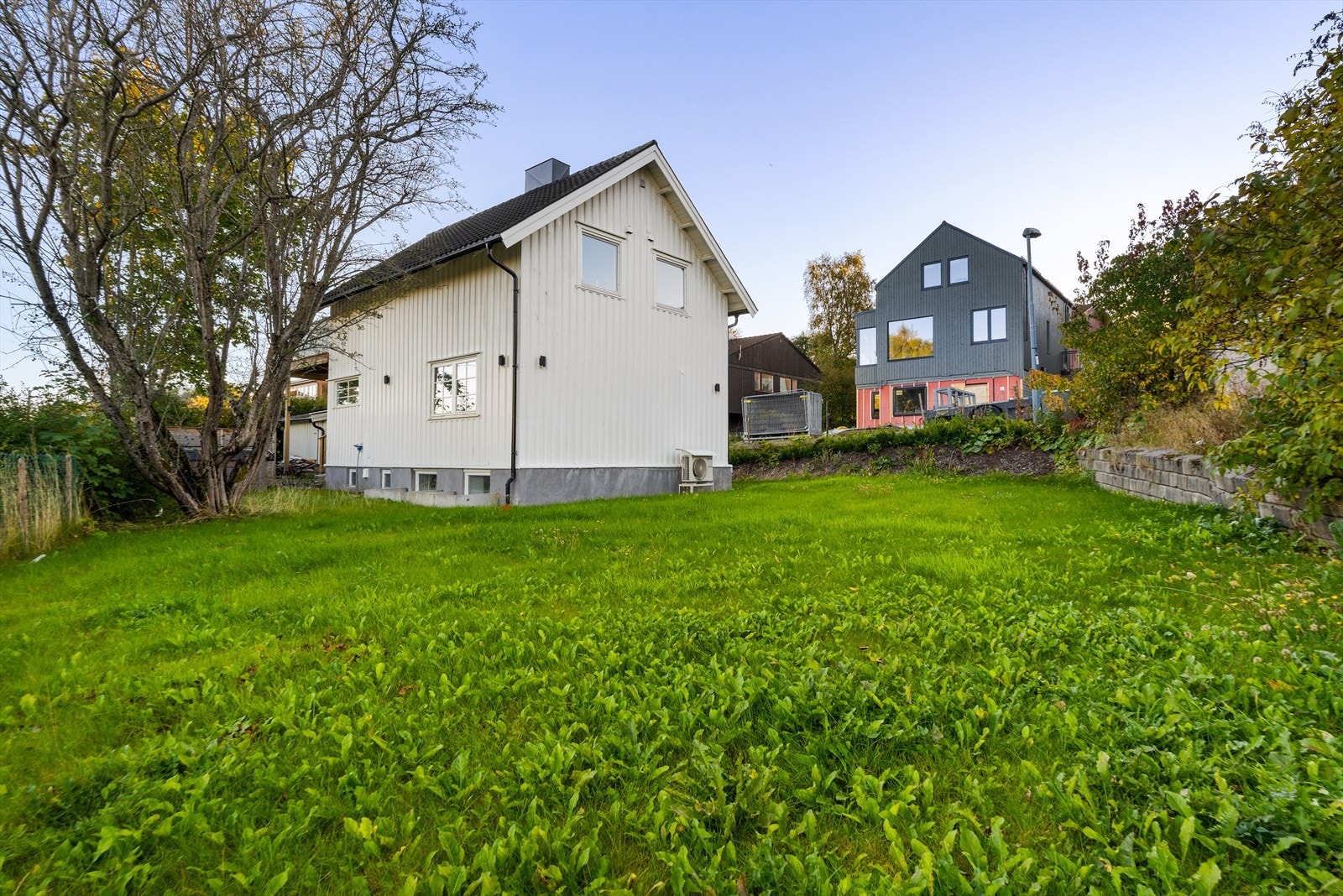 Eiendommen har en svært flott hage som er pent opparbeidet. Galleribilde