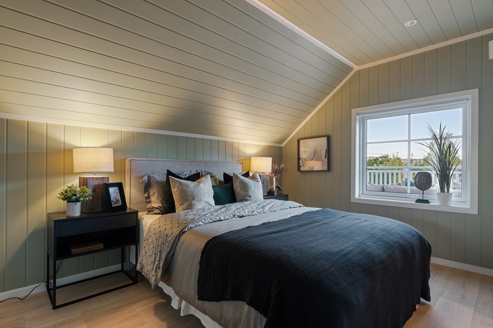 Boligen har i dag tre flott og innredet soverom. Soverom 4 som er godkjent er ikke innredet i kjeller. Galleribilde