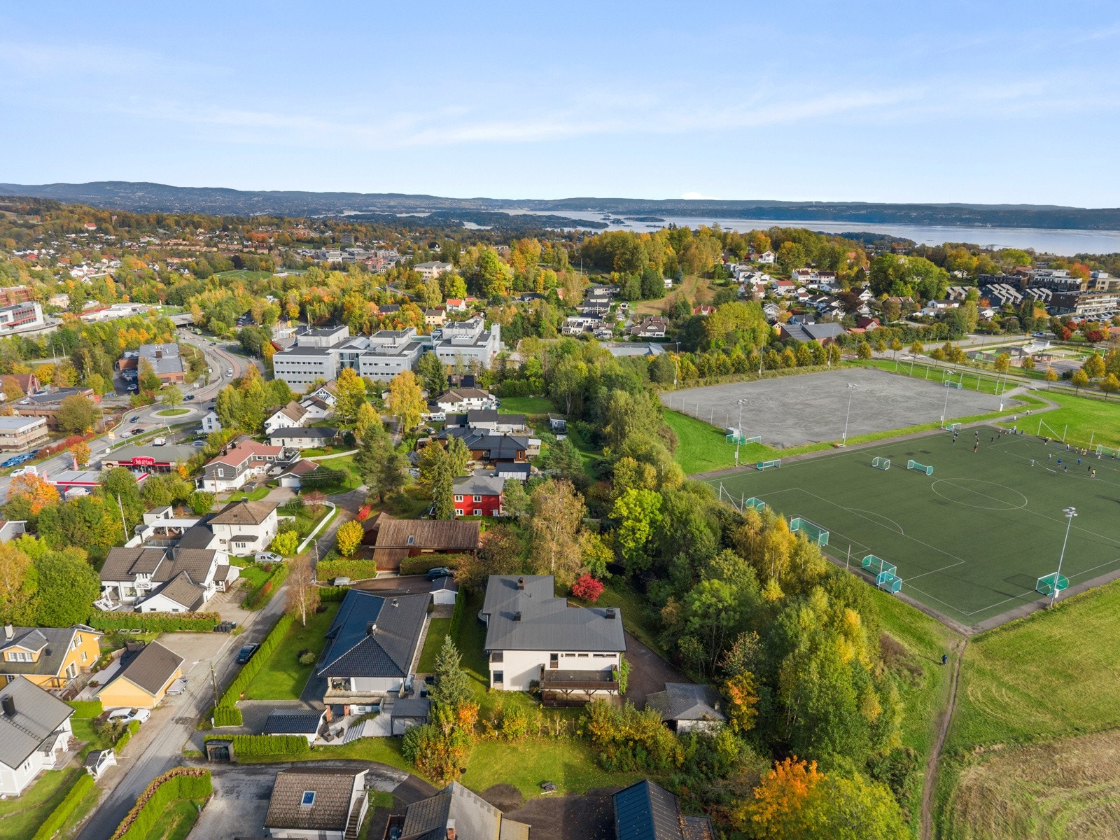 Kort vei til skoler og barnehage, samt Borgen fotballbane og kunstgressbane Galleribilde