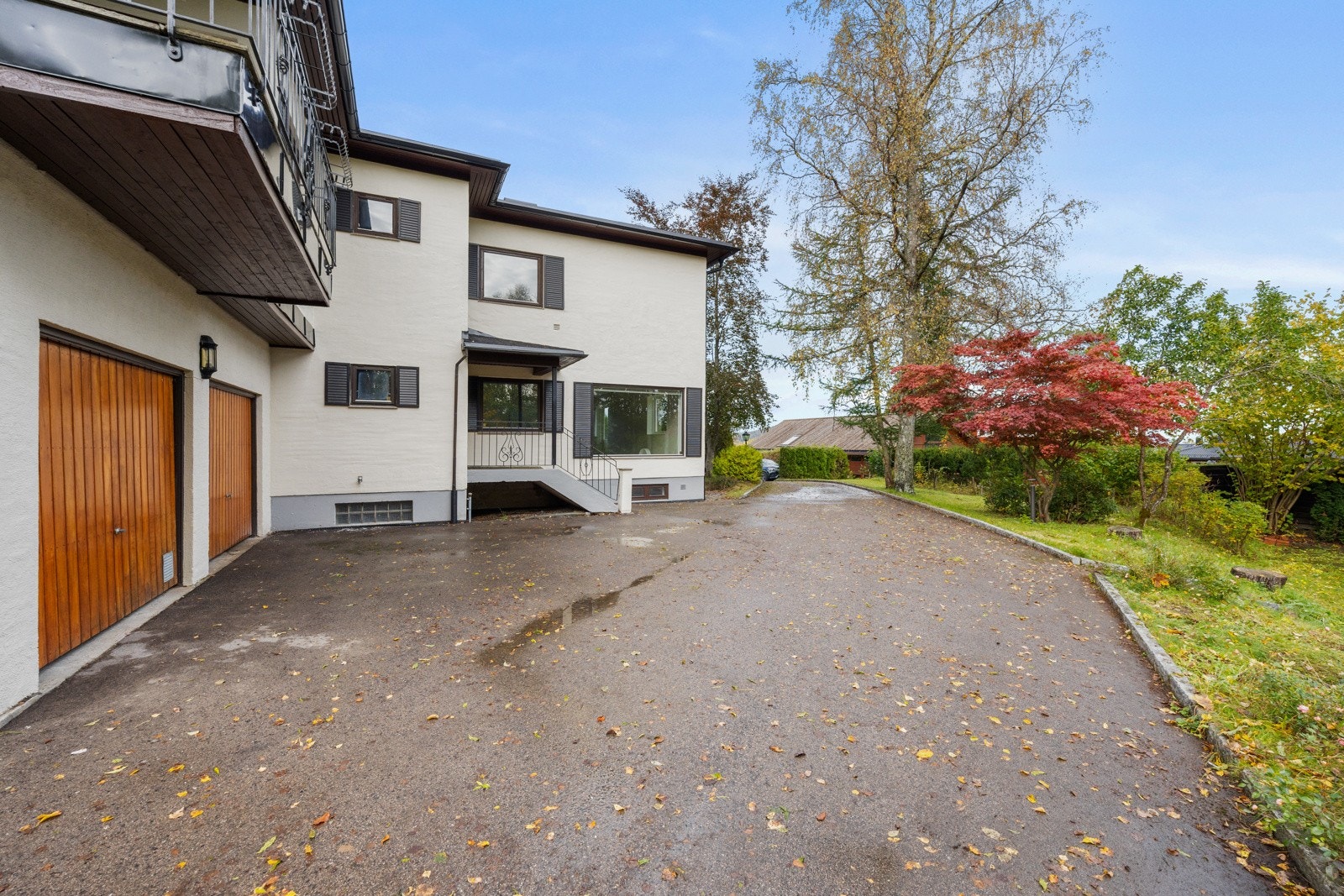 Stor, asfaltert gårdsplass Galleribilde