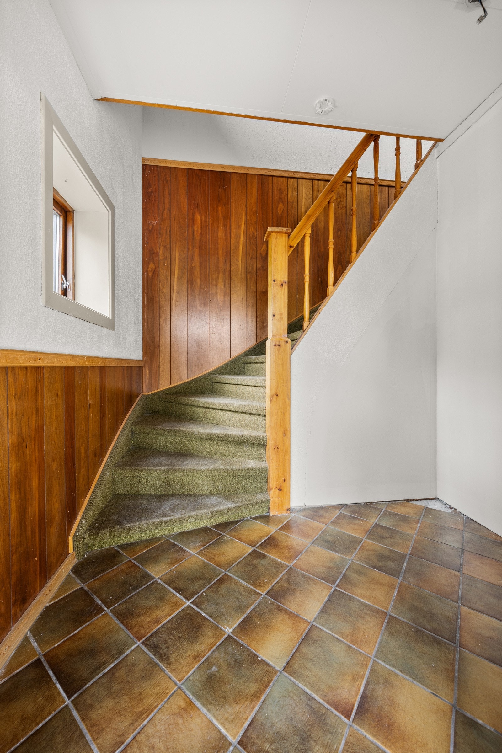 Velkommen inn! Privat entré i 1.etasje med trapp opp til 2.etasje. Galleribilde