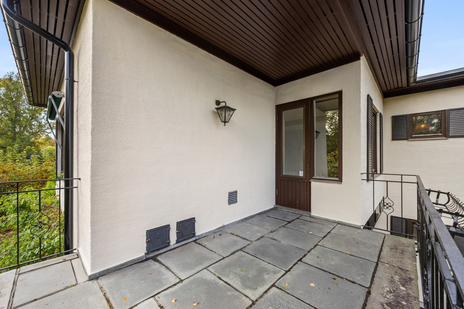 Utgang til verandaer og terrasse fra boligen i alle retninger - sol fra morgen til kveld! Galleribilde