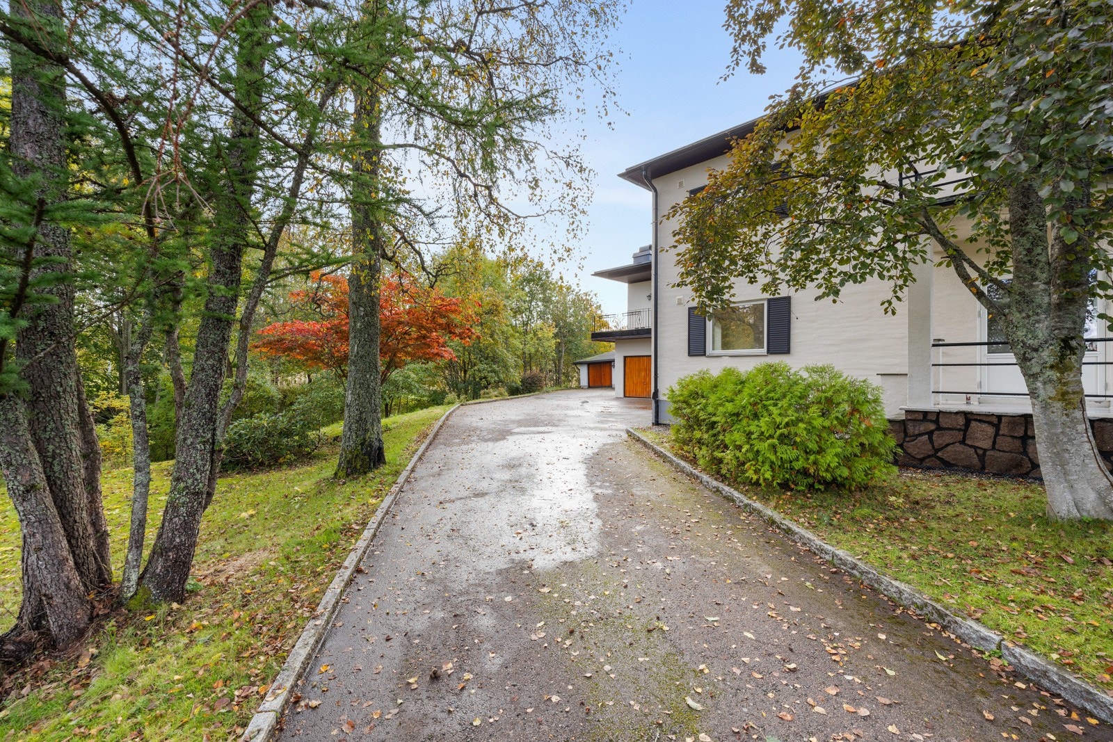 Usjenert og tilbaketrukket beliggenhet. Privat adkomstvei Galleribilde