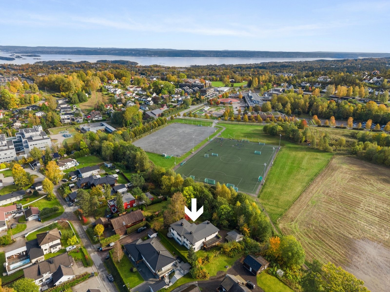 Fin beliggenhet på en kolle innerst i blindvei grensende mot stort friareal. Kort vei til Asker sentrum Galleribilde