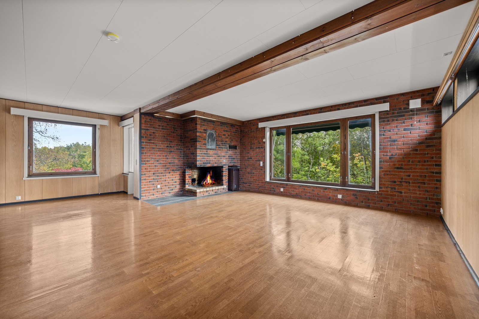 Meget stor stue med masse lysinnslipp og ingen gjenboere Galleribilde