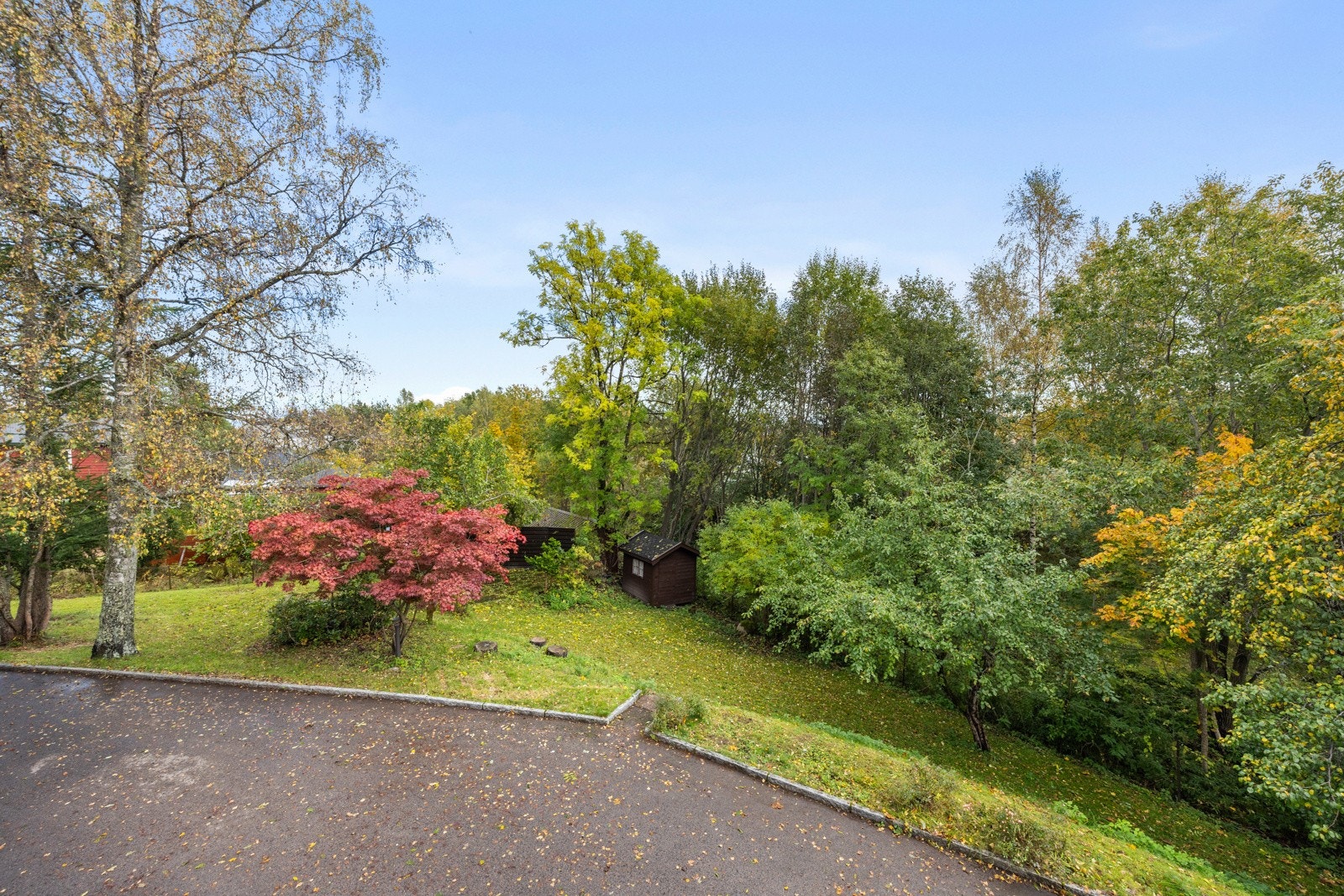 Fint utsyn mot grønne omgivelser. Hagen på dette bilde tilhører boligen Galleribilde