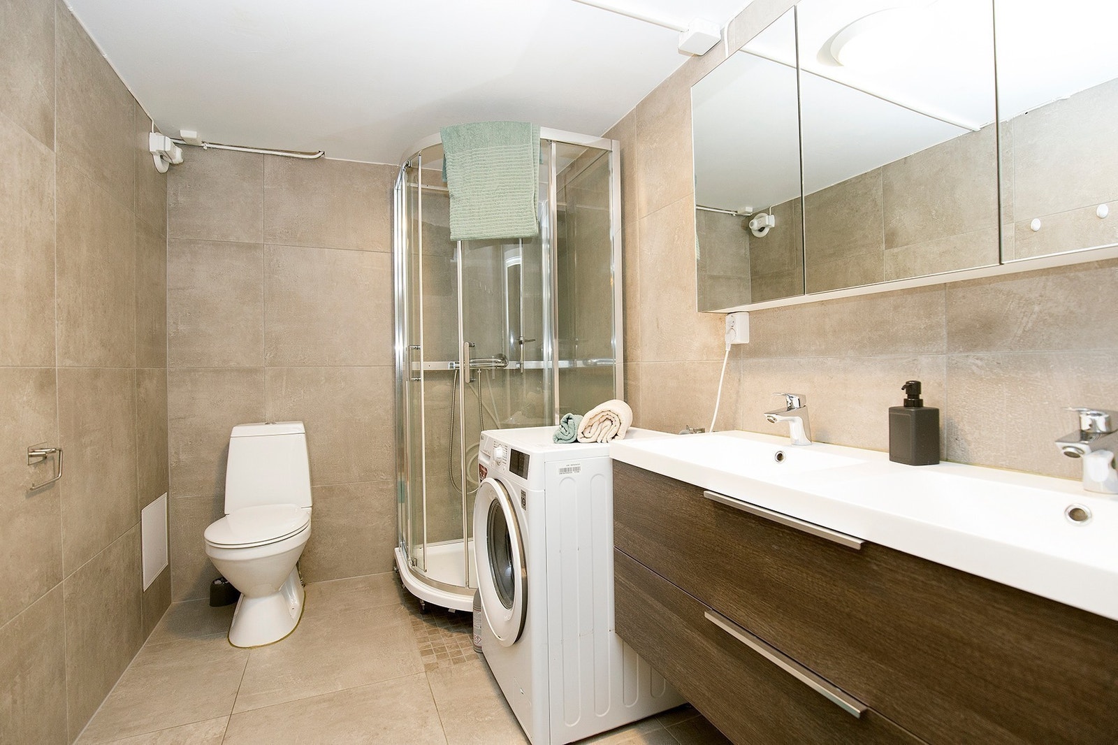 Bad med kombinert vaskemaskin/tørketrommel Galleribilde