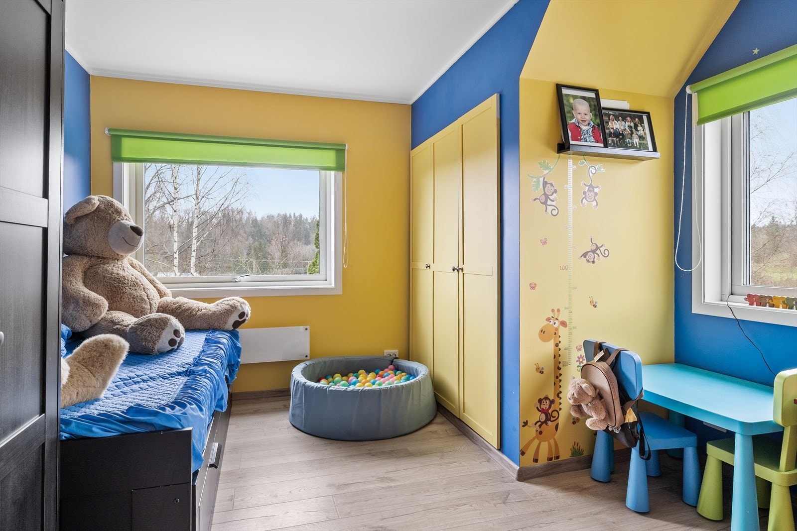 Soverom nr 2 har plass til seng og oppbevaring i plassbygd klesskap. Galleribilde