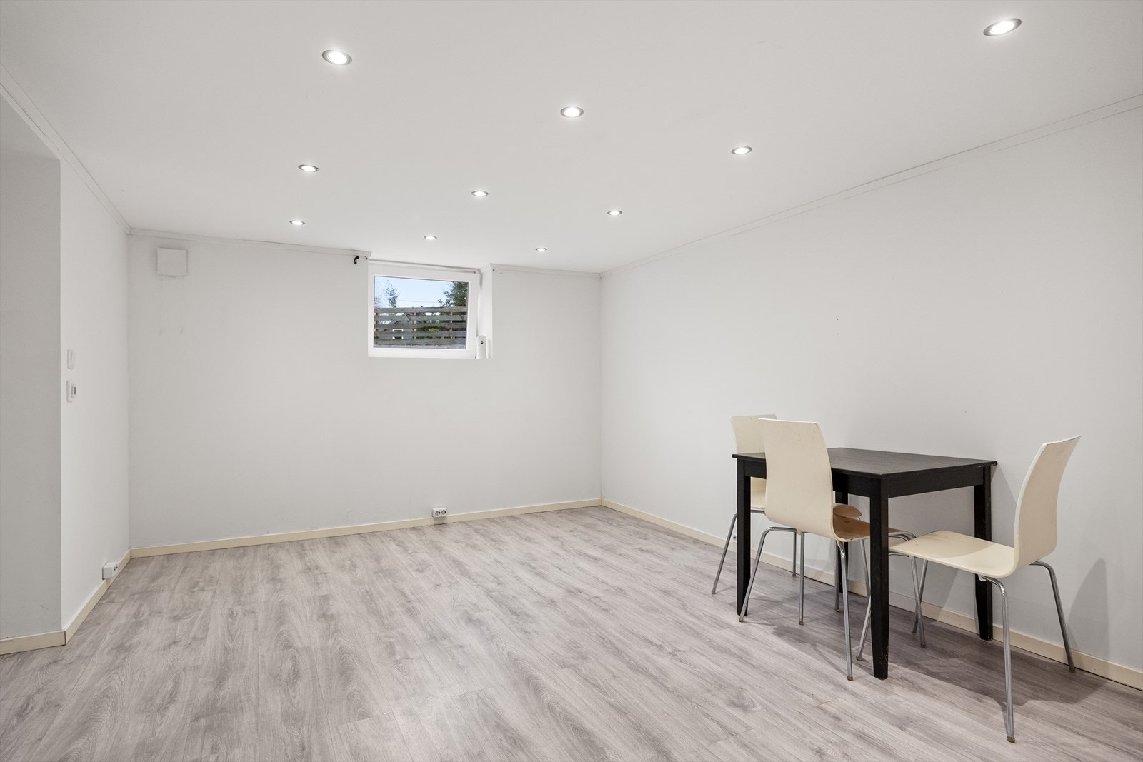 Høyden fra gulvet og opp til nederste kant på rømingsvinduet innvendig skal ikke være over 1 meter. Dette kan kompenseres ved å montere en trapp eller lignende. Vinduene i kjeller er for små for godkjent dagslys inn i rommet, men store nok for rømming. Galleribilde