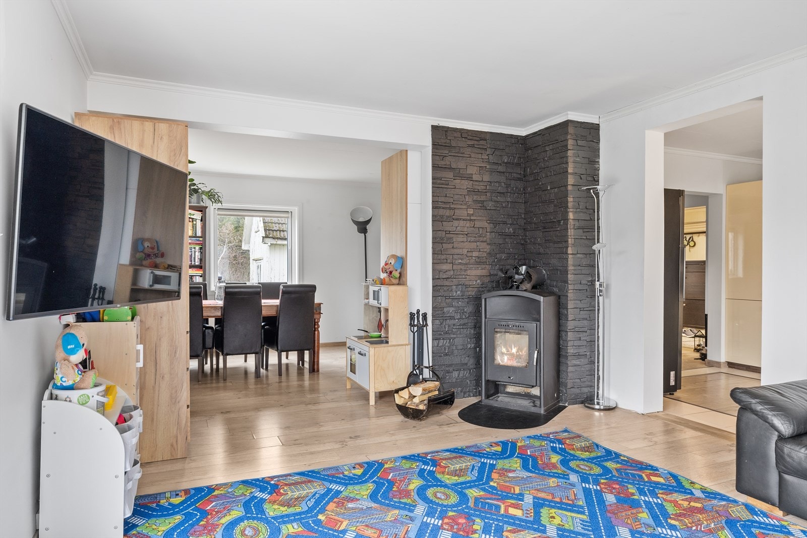 Stuen er romslig med plass til sofagruppe og spisebord. Galleribilde