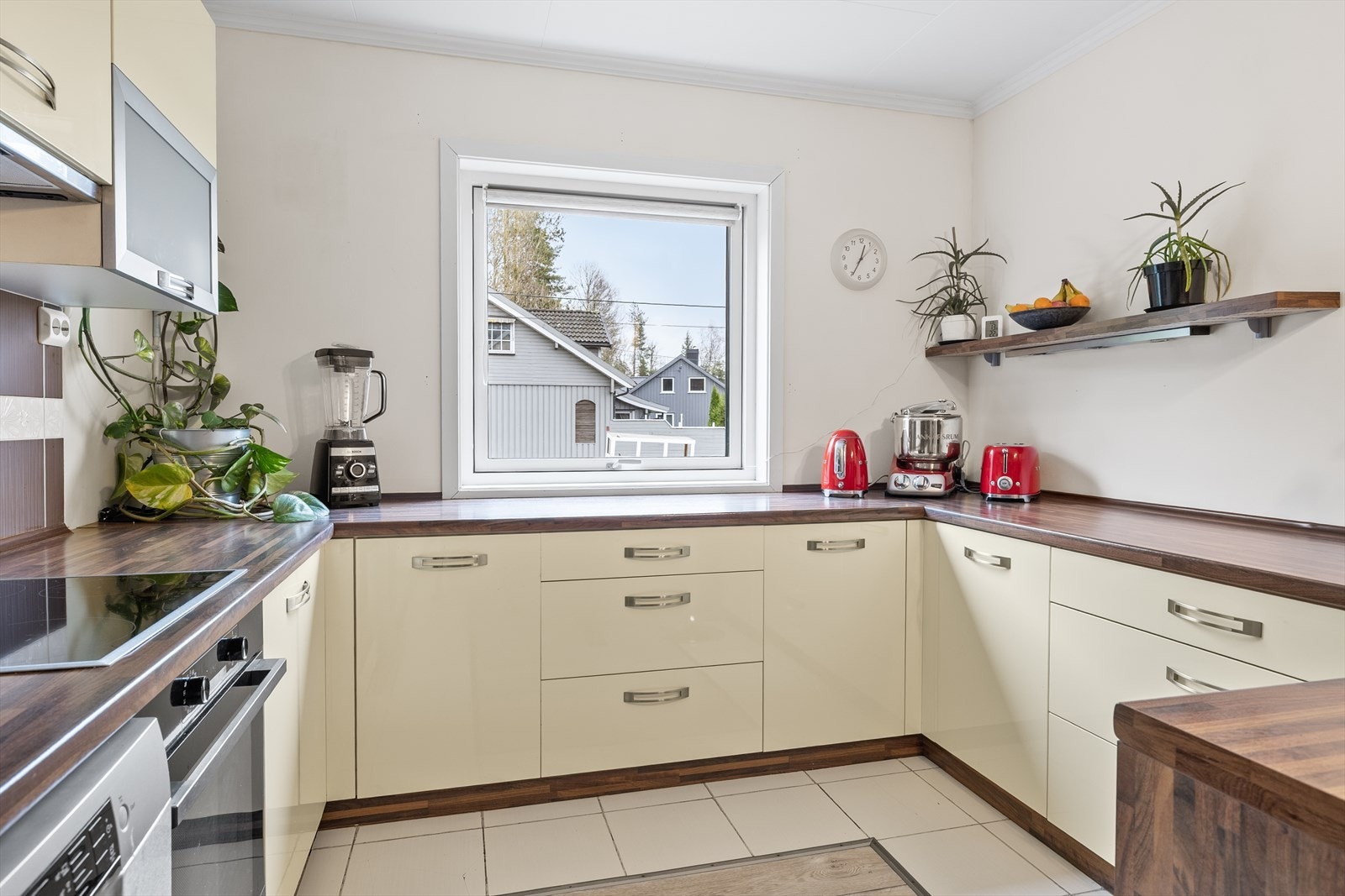 Glatte fronter og benkeplate i høytrykkslaminat med nedfelt oppvaskkum i kompositt. Galleribilde